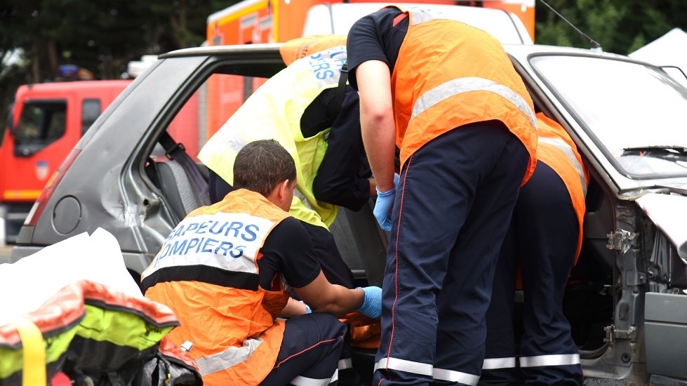 Pompiers intervenant sur un accident pour les questions de premiers secours du permis