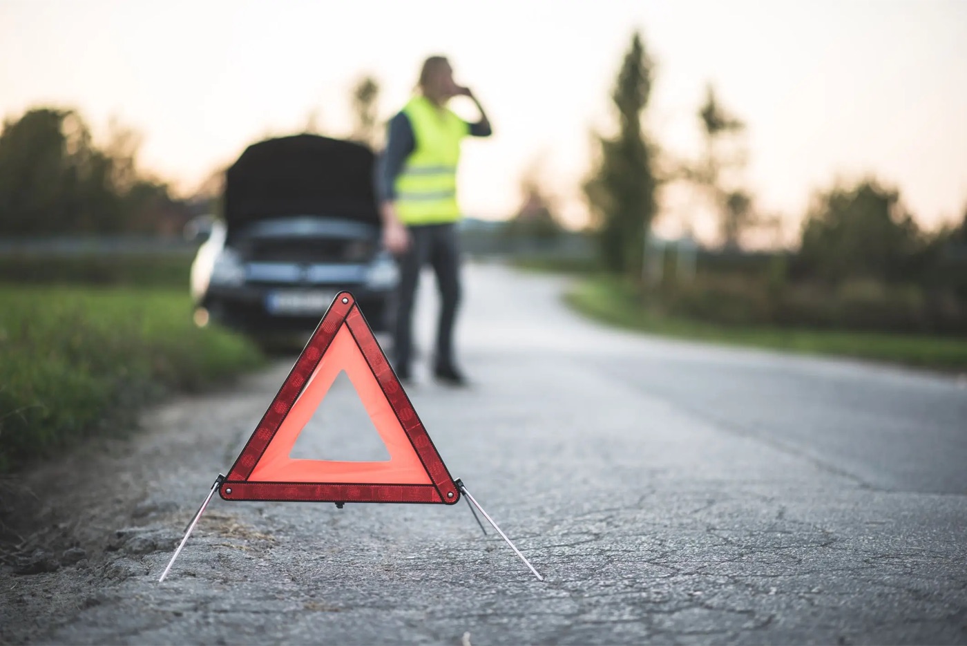Triangle de signalisation et véhicule en panne pour les questions de sécurité routière